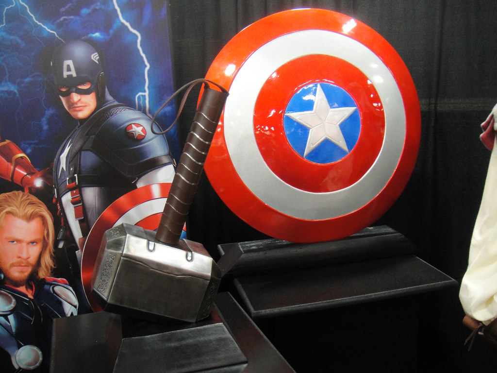 San Diego Comic-Con 2011 - Marvel movie prop replicas (Thor's hammer, Cap's shield)