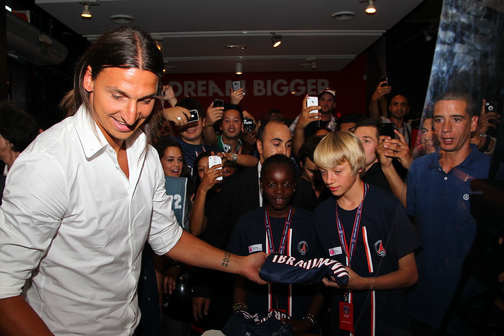 Remise de maillot par Zlatan Ibrahimovic à quatre enfants yvelinois